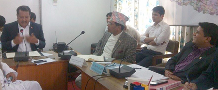 विकास समितिमा काठमाडौं–निजगढ फास्ट ट्रयाकको वर्तमान अवस्था र भावी योजनाकाबारेमा जानकारी दिँदै सचिव कार्की