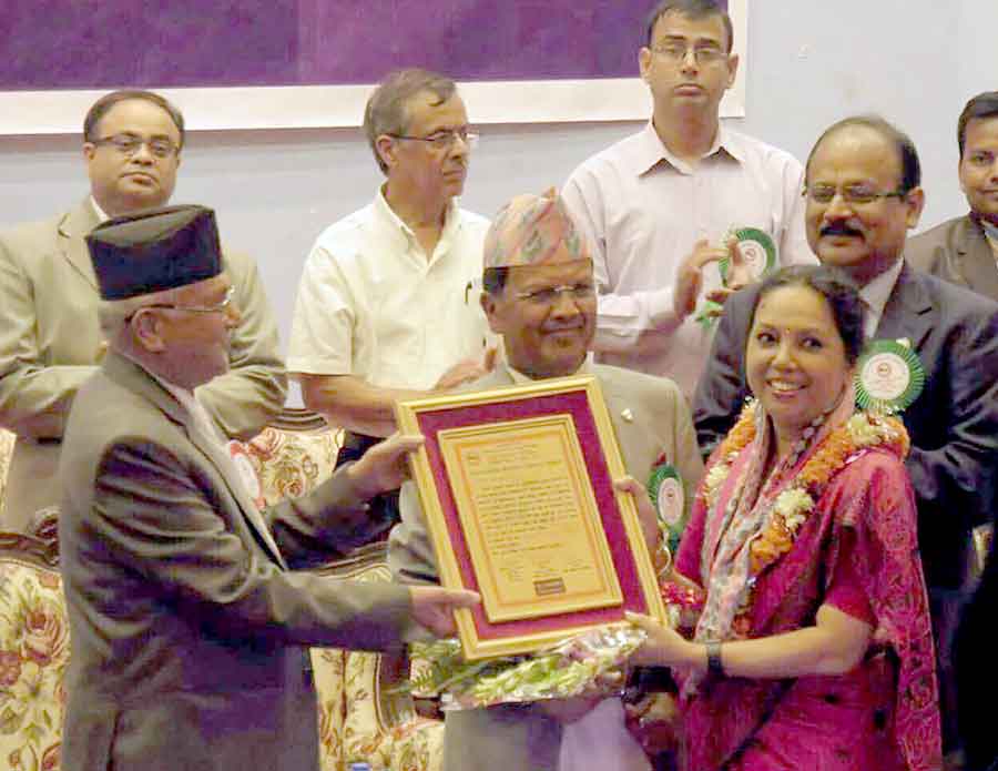 तात्कालिन प्रधानमन्त्री केपी शर्मा ओलीबाट सम्मान थाप्दै नवनियुक्त कामिनी राजभण्डारी । 