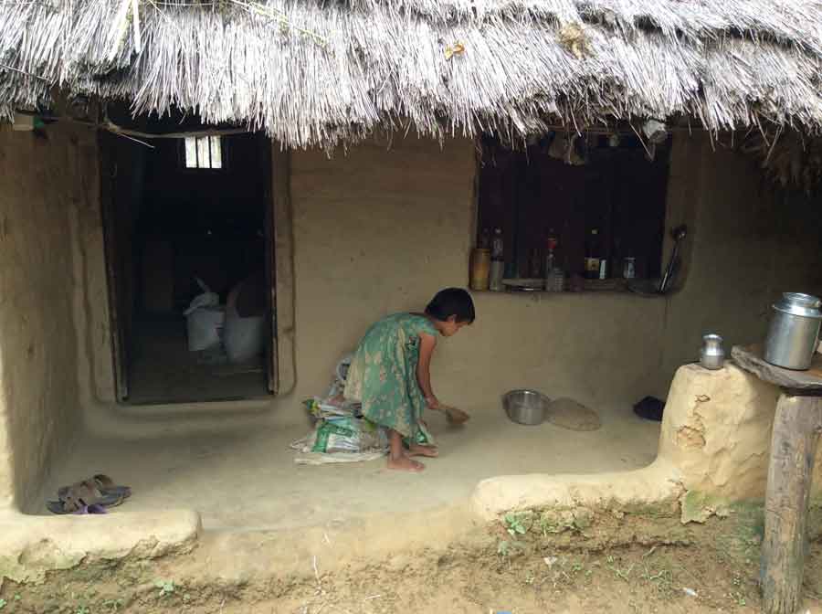 नेपालगन्जको गाभरभ्यालीमा आफ्नो घर सफा गर्दै एक वालिका