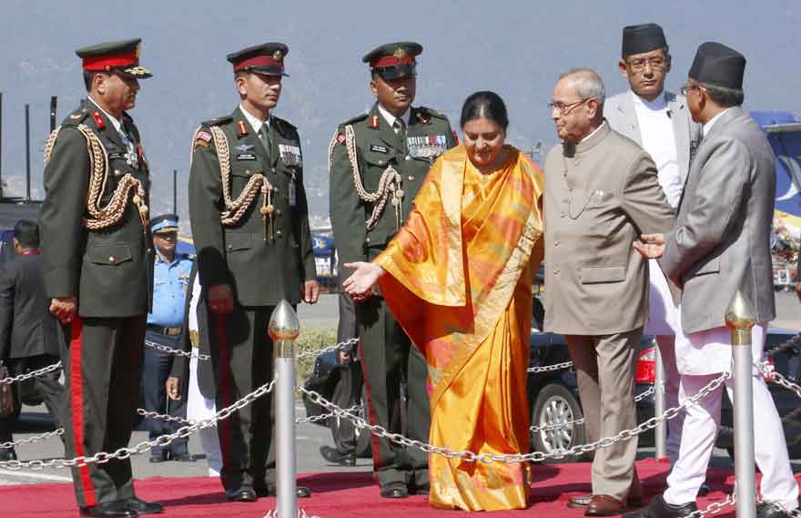 भारतीय राष्ट्रपति प्रणम मुखर्जीलाई विमानस्थलमा स्वागत गर्दै नेपालका राष्ट्रपति विद्यादेवी भण्डारी